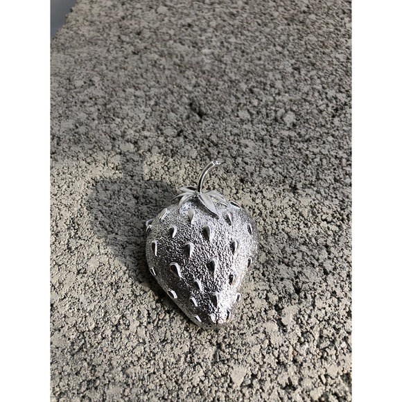 Silver Stawberry Pin - Picture 1 of 2